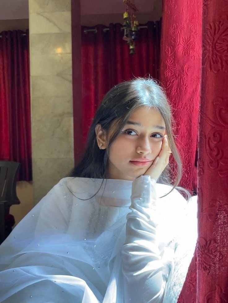 مجھے ایسا لڑکا چاہیے جو مجھے موٹر سائیکل پر کالج لے کے اور واپس گھر لے کے آئے تنخواہ 32 ہزار دونگی